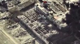 Zračni snimak teško oštećenog objekta iz kojeg se nakon udara diže gust crni dim