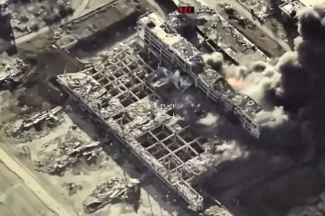 Zračni snimak teško oštećenog objekta iz kojeg se nakon udara diže gust crni dim