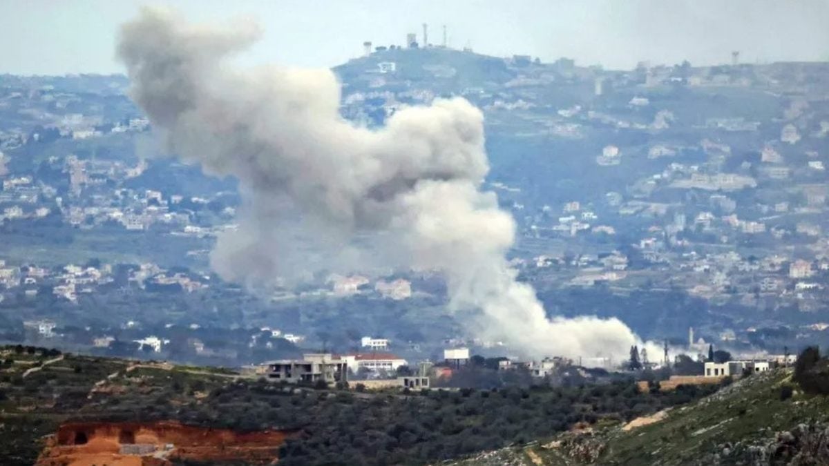 Dim nakon izraelskog zračnog napada na selo Dayr Seryan u južnom Libanonu