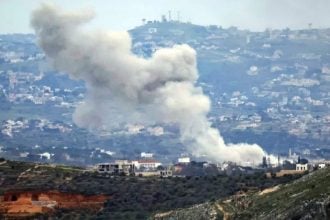 Dim nakon izraelskog zračnog napada na selo Dayr Seryan u južnom Libanonu