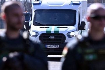 Jedno od dva ukrajinska oklopna vozila za prijevoz novca koje mađarske vlasti vraćaju Državnoj štedionici Ukrajine u Budimpešti.