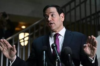 Marco Rubio obraća se novinarima u Kapitolu u Washingtonu prije brifinga o američkoj vojnoj akciji u Iranu, 2. ožujka 2026.