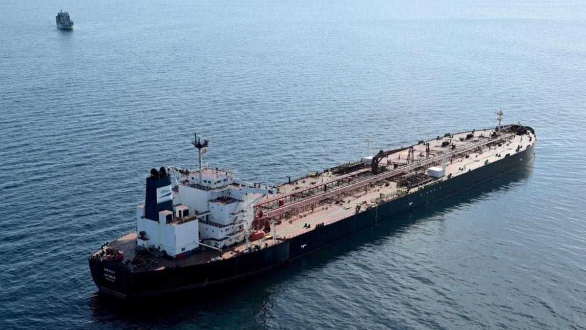 Tanker Boracay iz ruske „flote u sjeni“ uz obalu Francuske, u pozadini brod Francuske ratne mornarice.