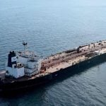Tanker Boracay iz ruske „flote u sjeni“ uz obalu Francuske, u pozadini brod Francuske ratne mornarice.