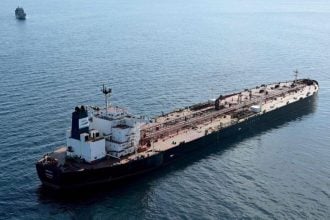 Tanker Boracay iz ruske „flote u sjeni“ uz obalu Francuske, u pozadini brod Francuske ratne mornarice.
