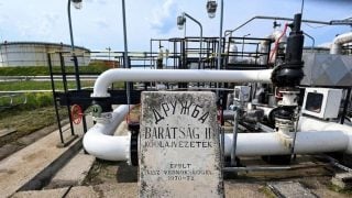 Prijamna postaja naftovoda Družba u rafineriji Duna kraj Budimpešte, važnoj za opskrbu Mađarske ruskom naftom.