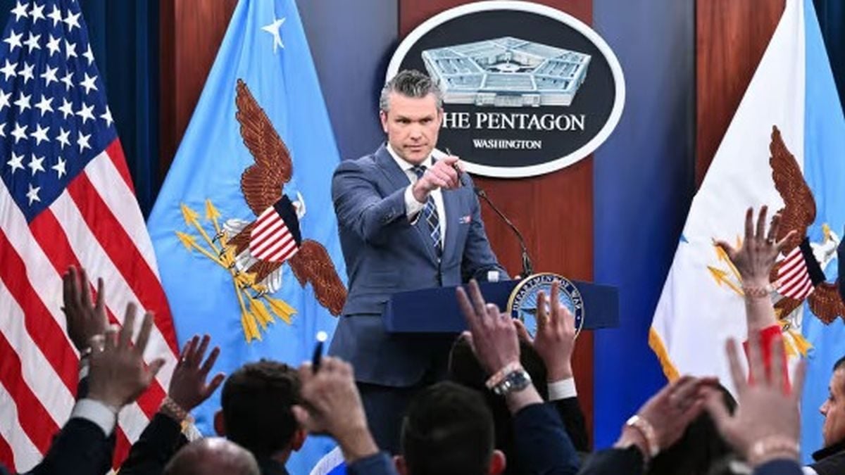 Pete Hegseth odgovara na pitanja novinara tijekom konferencije za medije u Pentagonu u Washingtonu 19. ožujka 2026.