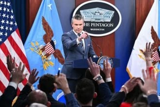 Pete Hegseth odgovara na pitanja novinara tijekom konferencije za medije u Pentagonu u Washingtonu 19. ožujka 2026.