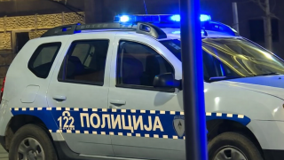 Policija u Banja Luci 2021 - policijsko vozilo s upaljenim rotacijama na ulici