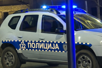 Policija u Banja Luci 2021 - policijsko vozilo s upaljenim rotacijama na ulici