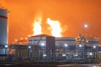 Požar u industrijskom postrojenju za preradu plinskog kondenzata u ruskoj luci Ust-Luga nakon napada dronovima