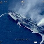 Ruski LNG tanker Arctic Metagaz teško oštećen nakon snažne eksplozije u Sredozemnom moru, s gustim dimom iznad broda.