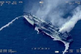 Ruski LNG tanker Arctic Metagaz teško oštećen nakon snažne eksplozije u Sredozemnom moru, s gustim dimom iznad broda.