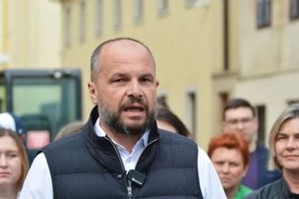 Siniša Hajdaš Dončić u Karlovcu na konferenciji progresivne opozicije o sanaciji kuća oštećenih u Zvijezdi