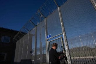 Gabriel Wessman tijekom obilaska zatvorske ustanove Anstalten Rosersberg sjeverno od Stockholma, gdje se pripremaju odjeli za maloljetne počinitelje kaznenih djela