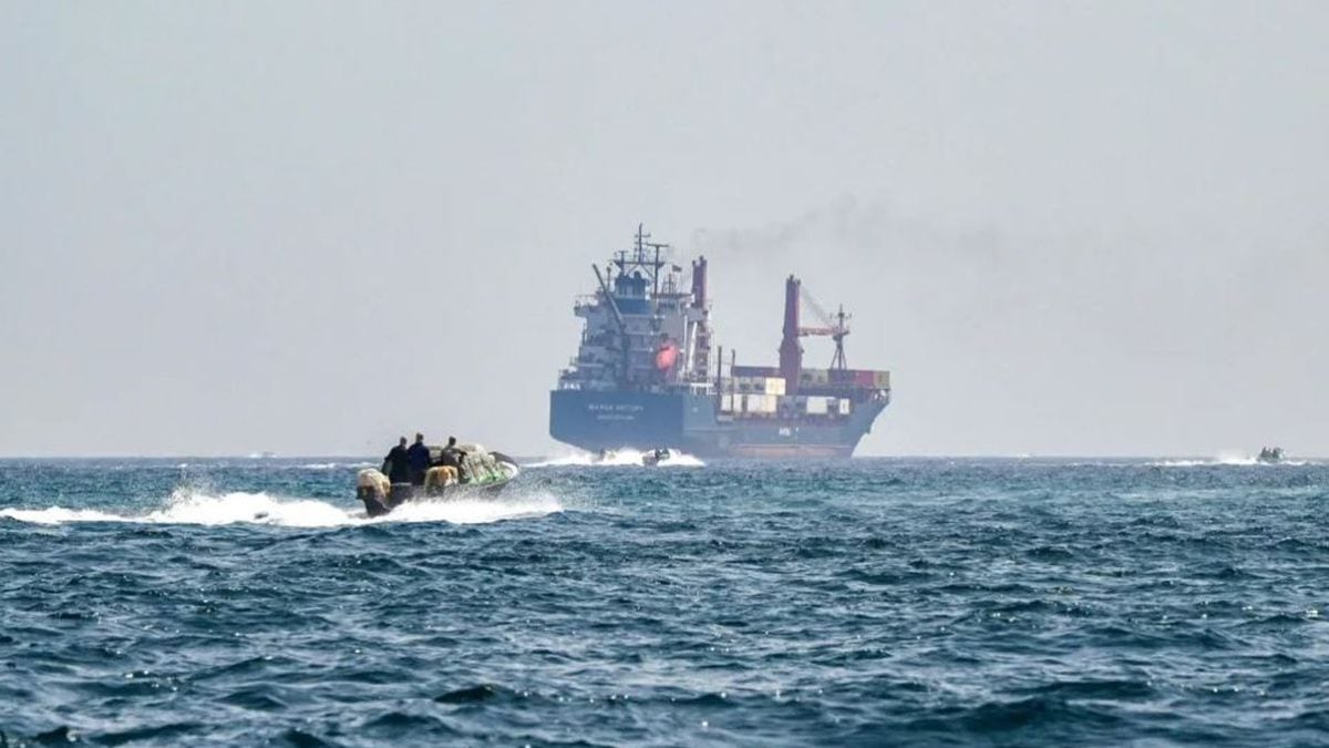 Kontejnerski brod Marsa Victory plovi Hormuškim tjesnacem uz obalu Omana.