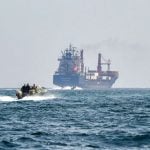 Kontejnerski brod Marsa Victory plovi Hormuškim tjesnacem uz obalu Omana.