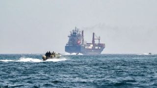 Kontejnerski brod Marsa Victory plovi Hormuškim tjesnacem uz obalu Omana.