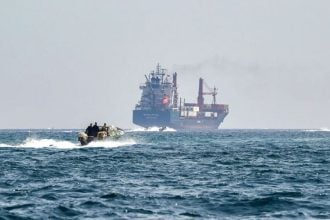 Kontejnerski brod Marsa Victory plovi Hormuškim tjesnacem uz obalu Omana.