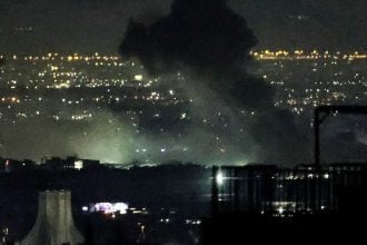 Stubovi dima nakon zračnih napada u blizini tornja Azadi u zapadnom Teheranu