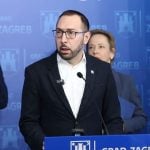 Tomislav Tomašević, Danijela Dolenec i Luka Korlaet na konferenciji za medije u Zagrebu predstavljaju aktivnosti sanacije posljedica olujnog nevremena i aplikaciju za prijavu štete, 31. ožujka 2026.