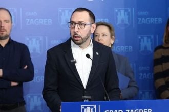 Tomislav Tomašević, Danijela Dolenec i Luka Korlaet na konferenciji za medije u Zagrebu predstavljaju aktivnosti sanacije posljedica olujnog nevremena i aplikaciju za prijavu štete, 31. ožujka 2026.