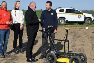 Ministar Tomo Medved i predstavnici HGSS-a na farmi Jakobovac u Vukovaru tijekom prezentacije rada potražnih pasa i georadara