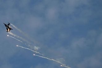 Turski F-16 Fighting Falcon izvodi letački nastup povodom obljetnice Republike Turske u Istanbulu