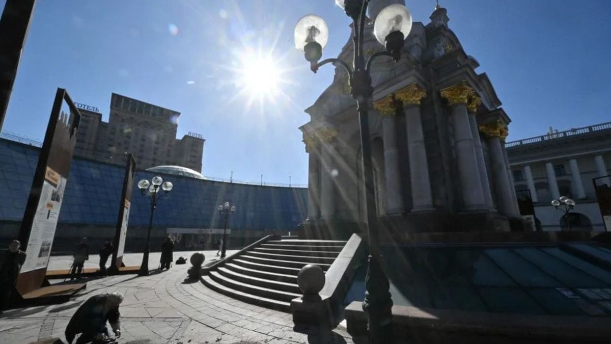 Novinari na Trgu neovisnosti u Kijevu uz ostatke oborenih ruskih dronova nakon napada 16. ožujka 2026.