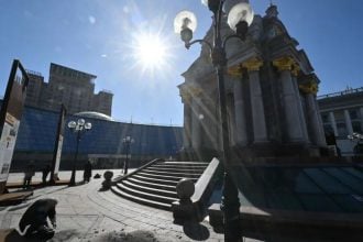 Novinari na Trgu neovisnosti u Kijevu uz ostatke oborenih ruskih dronova nakon napada 16. ožujka 2026.