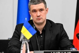 Mihajlo Fedorov obraća se medijima tijekom sastanka ministara obrane NATO-a u Bruxellesu.