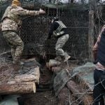 Ukrajinski topnik priprema haubicu M-109 kalibra 155 mm na bojišnici u Zaporiškoj oblasti.