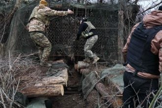 Ukrajinski topnik priprema haubicu M-109 kalibra 155 mm na bojišnici u Zaporiškoj oblasti.