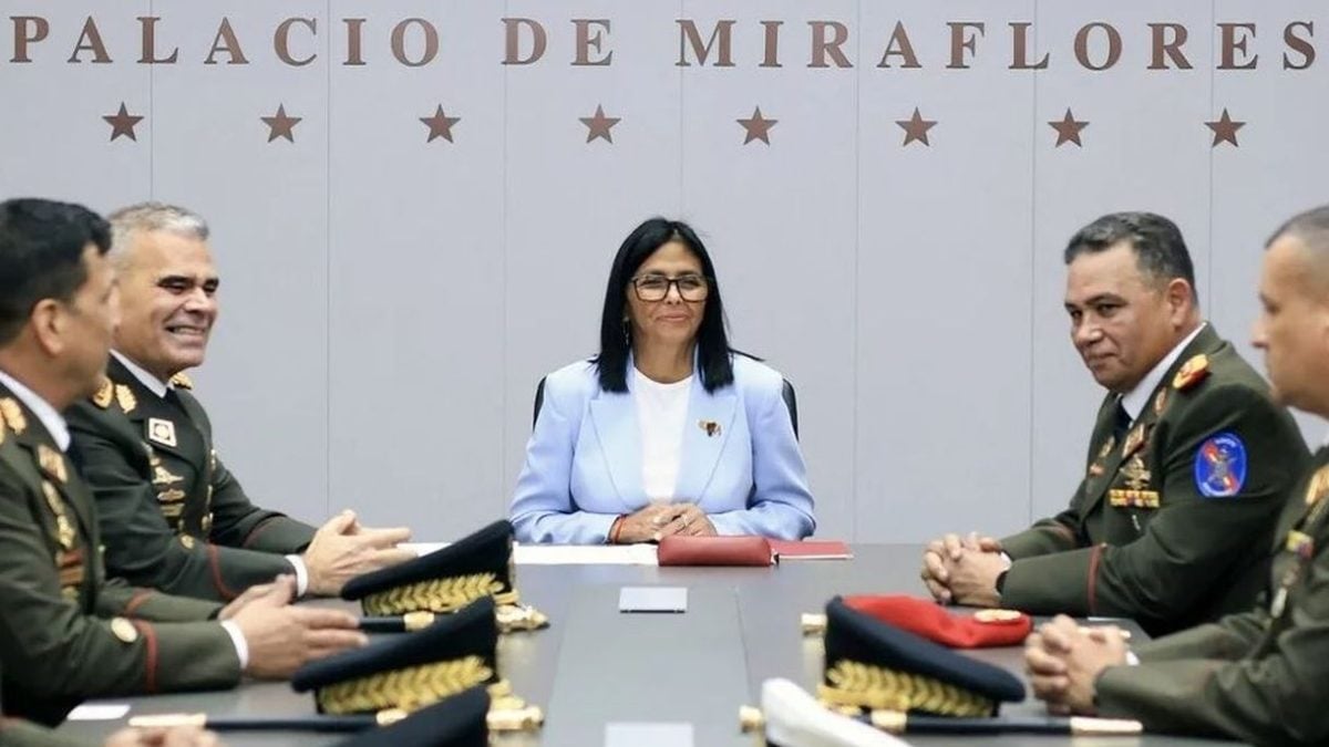 Fotografija iz priopćenja koju je 20. ožujka 2026. objavio ured za medije venezuelskog predsjedništva prikazuje privremenu predsjednicu Venezuele Delcy Rodríguez (u sredini) tijekom sastanka s odlazećim ministrom obrane Padrinom Lópezom (drugi slijeva) i novim ministrom obrane, generalom na čelu Gustavom Gonzálezom Lópezom (drugi zdesna), u predsjedničkoj palači Miraflores u Caracasu 19. ožujka 2026. Privremena predsjednica Venezuele zamijenila je sve svoje najviše vojne zapovjednike, što je najnoviji potez u nizu reformi nakon što su Sjedinjene Američke Države svrgnule predsjednika Nicolása Madura.