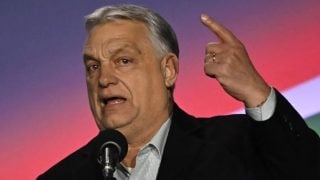 Viktor Orban govori pristašama u Szentendreu tijekom predizborne turneje nakon summita EU-a u Bruxellesu, 20. ožujka 2026.