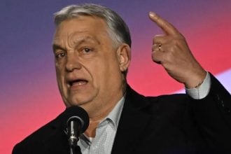 Viktor Orban govori pristašama u Szentendreu tijekom predizborne turneje nakon summita EU-a u Bruxellesu, 20. ožujka 2026.