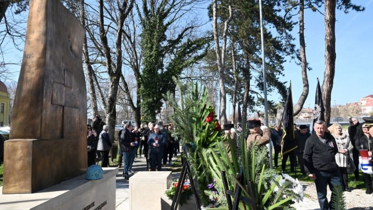 Spomenik hrvatskim braniteljima u Vinkovcima tijekom obilježavanja Dana 1. samostalne bojne HOS-a Marijan Baotić uz polaganje vijenaca i svijeća.