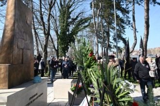 Spomenik hrvatskim braniteljima u Vinkovcima tijekom obilježavanja Dana 1. samostalne bojne HOS-a Marijan Baotić uz polaganje vijenaca i svijeća.