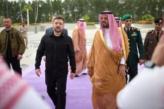 Volodimir Zelenski u Džedi hoda uz princa Sauda bin Mishaala Al Sauda tijekom službenog posjeta Saudijskoj Arabiji.