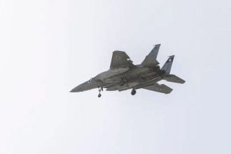 Izraelski borbeni zrakoplov F-15 leti iznad rubnog područja Tel Aviva tijekom rata Izraela, SAD-a i Irana 20. ožujka 2026.