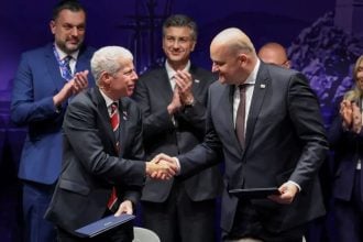 Ante Šušnjar i Chris Wright potpisuju memorandum o energetskoj infrastrukturi u Dubrovniku.