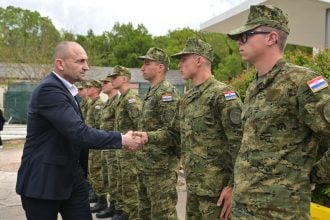 Ministar Anušić posjetio ročnike u Kninu: Mladi su prepoznali koliko je važno i korisno naučiti vojničke vještine