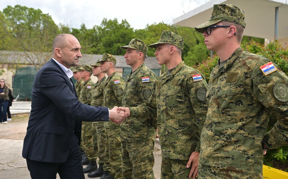 Anušić posjetio ročnike na TVO u Kninu; povećavaju se kapaciteti