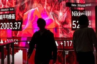 Elektronička burzovna ploča prikazuje vrijednosti indeksa Nikkei na Tokijskoj burzi u Tokiju.