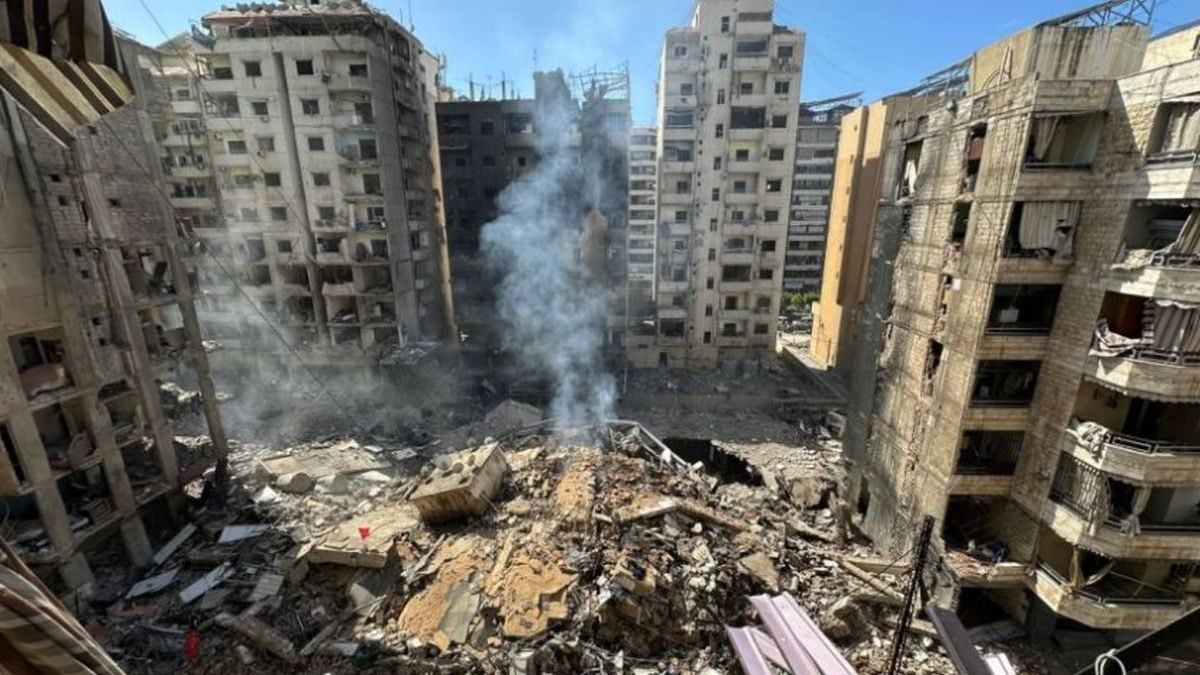 Oštećene zgrade u južnim predgrađima Bejruta nakon noćnog izraelskog zračnog udara