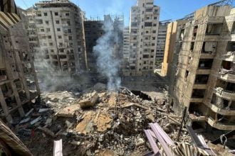 Oštećene zgrade u južnim predgrađima Bejruta nakon noćnog izraelskog zračnog udara