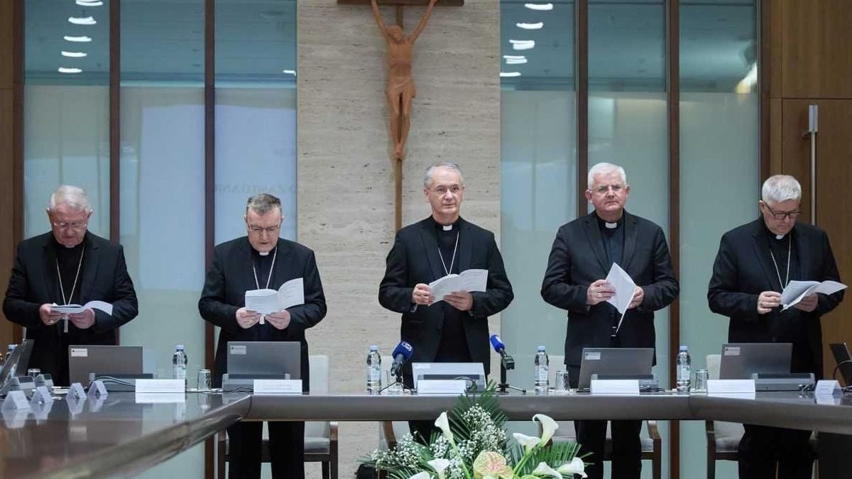 Josip Bozanić i Dražen Kutleša na početku 72. plenarnog zasjedanja Sabora Hrvatske biskupske konferencije u Zagrebu.
