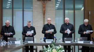 Josip Bozanić i Dražen Kutleša na početku 72. plenarnog zasjedanja Sabora Hrvatske biskupske konferencije u Zagrebu.