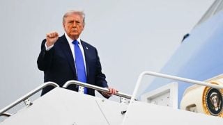 Donald Trump ukrcava se u zrakoplov Air Force One u Marylandu prije puta u Palm Beach.