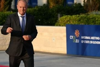Poljski premijer Donald Tusk dolazi na neformalni sastanak Europskog vijeća u Ayia Napi.